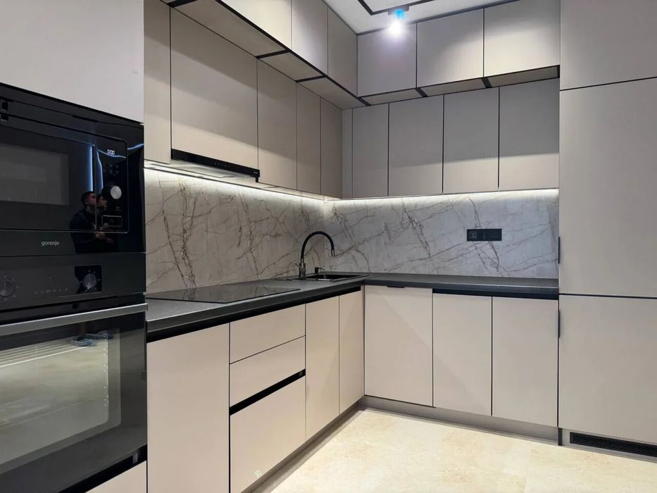 Оренда! 1.5 кім з сучасним ремонтом біля озера з басейном на даху