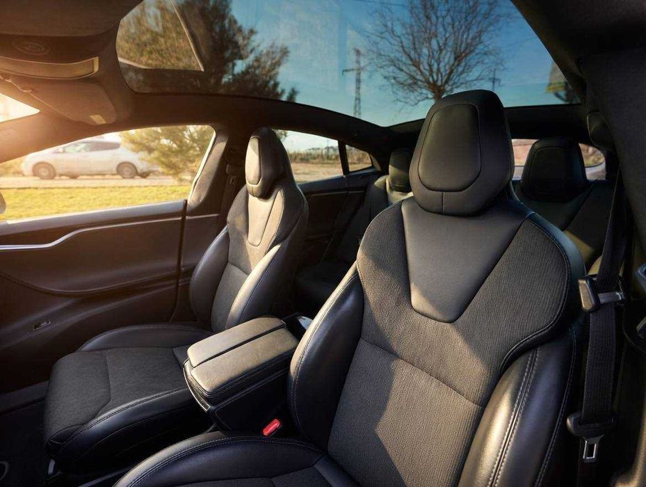 Тесла модель С 2018р повнопривідна.