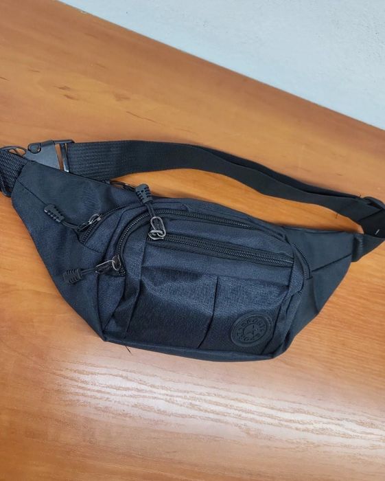 Saszetka czarna pojemna 4 suwaki