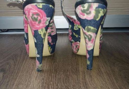 Босоніжки жіночі