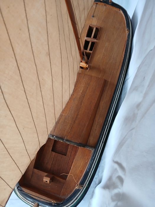 Dekoracyjny model łódki żaglowej z Holandii.