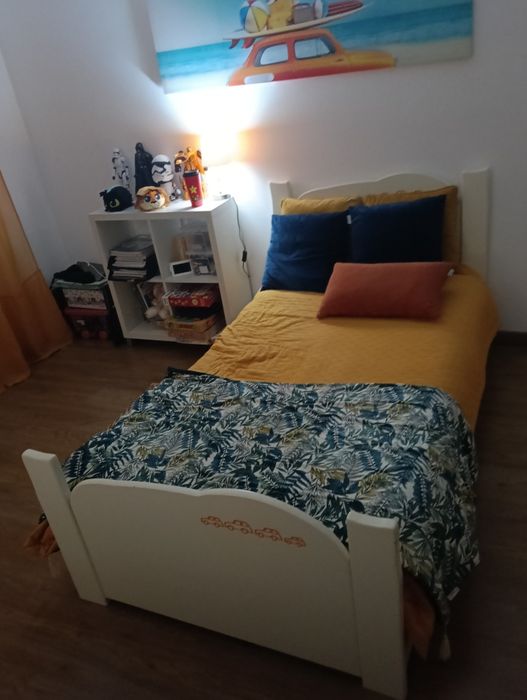 Cama individual (Inclui edredom, lençóis de cama e coberta)