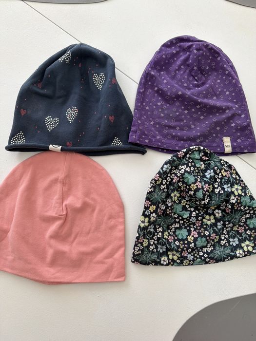4 czapki cienkie  dla dziewczynki 6-10 lat