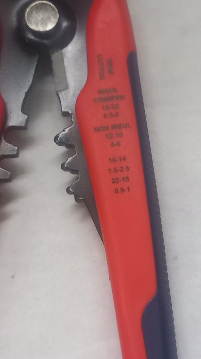 Клещи (стриппер) для снятия изоляции.