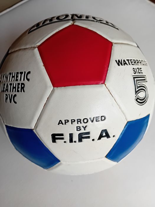 Bola de futebol autografada pelo Eusébio