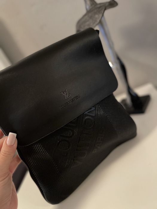 Czarna saszetka na ramię Louis Vuitton – listonoszka, regulowany pasek
