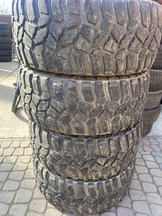 305/60/18 121/118Q Cooper Discoverer STT pro