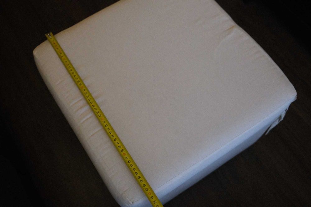 Puff / Apoio de Pés Estofado (50x50cm) – Bege / Creme