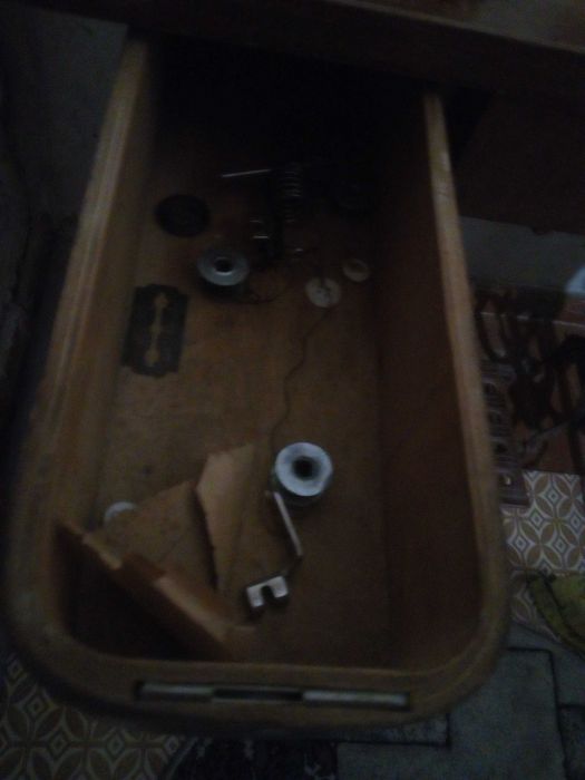 Продам швейную машинку со станиной .