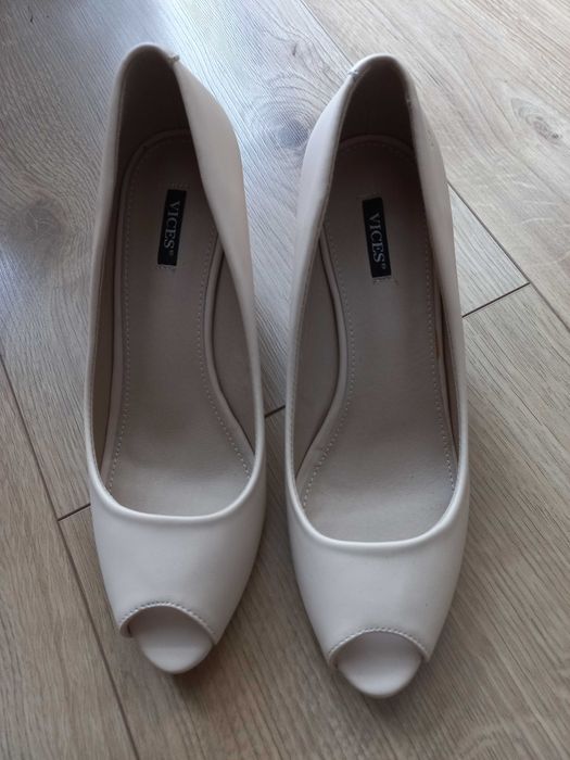 Czółenka beżowe, rozm. 40