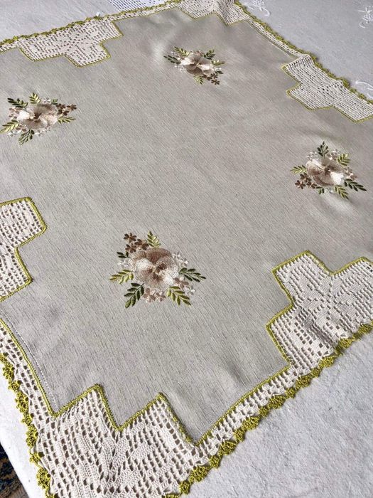 Toalha em tecido alinhado e croche nº12 ( varias )