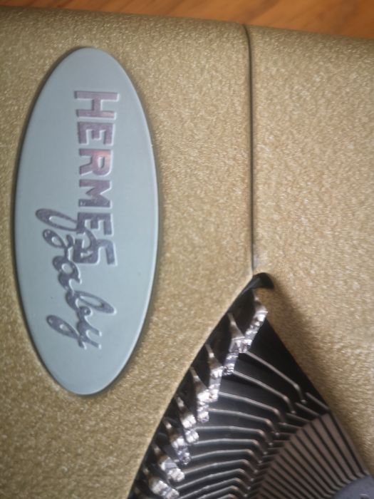 Máquina de escrever Hermes Baby

Com o nº de série é possível datar esta máquina como sendo fabricada pela Paillard