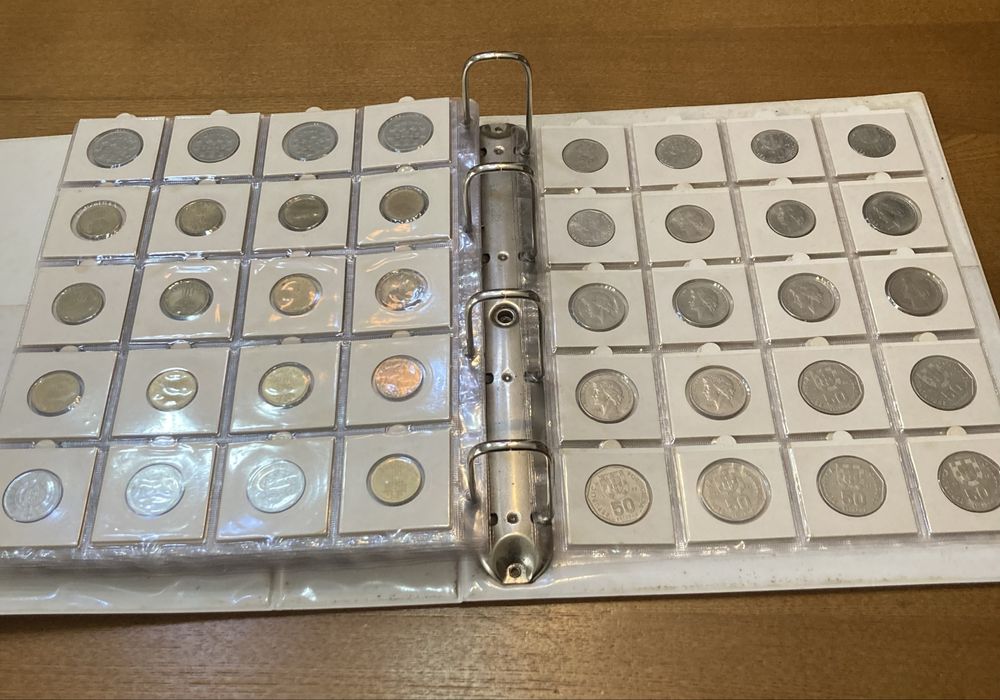 Capa com 287 moedas diferentes da República em alvéolos