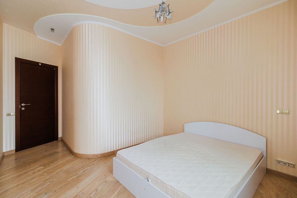 Без% Продам 3-к, вул. Чорновола 2 , метро 5 хвилин