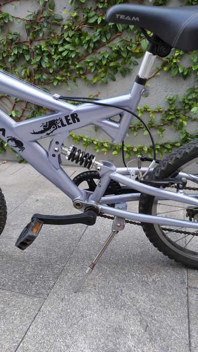 Bicicleta com suspensão e 6 mudanças