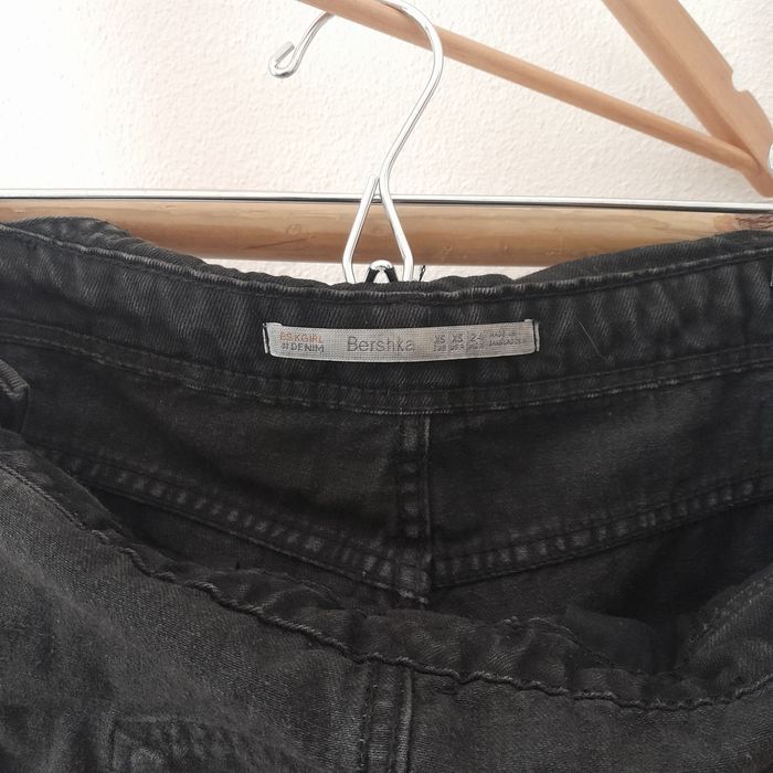 Jardineiras /calções ganga preta Bershka