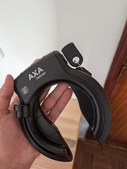 Cadeado de quadro bicicleta marca AXA Defender