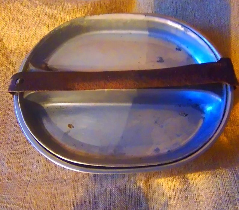 Menażka, manierka,apteczka,stara lampa