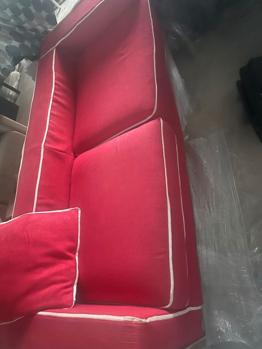 Sofá de sala vermelho e branco