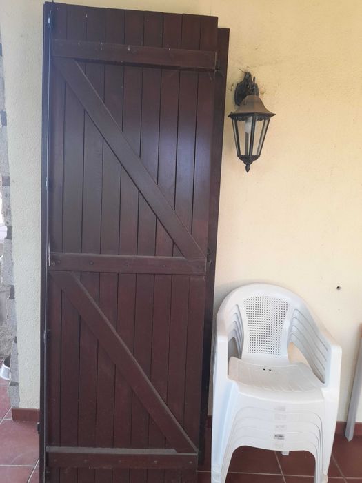 Portadas de madeira, com ferragens, janelas e portas de varanda