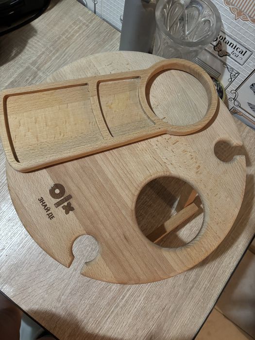 Менажниця, столик для пікніка з підставкою для вина