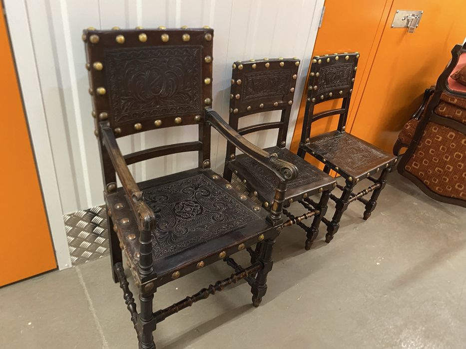 Conjunto de 4 cadeiras e 1 cadeirão de sola