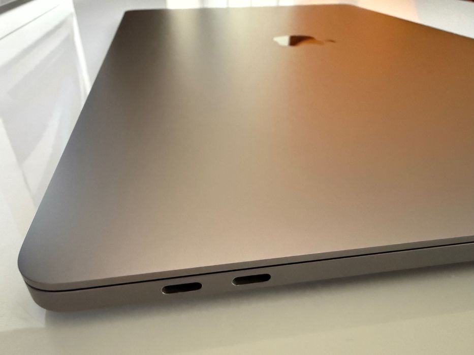 MacBook Pro 16’’ Late 2019 Intel Core i7 2,6GHz Cinzento Sideral com carregador
