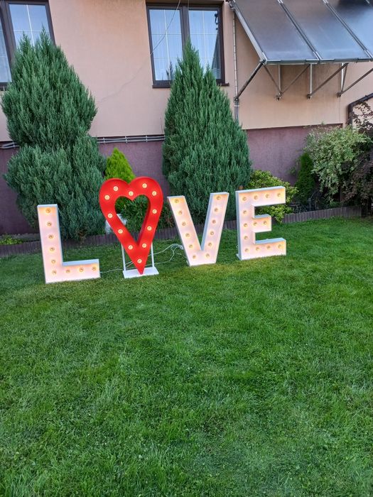 Fotobudka klasyczna drukująca, napis LOVE Miłość, cyfry, ścianki, tło