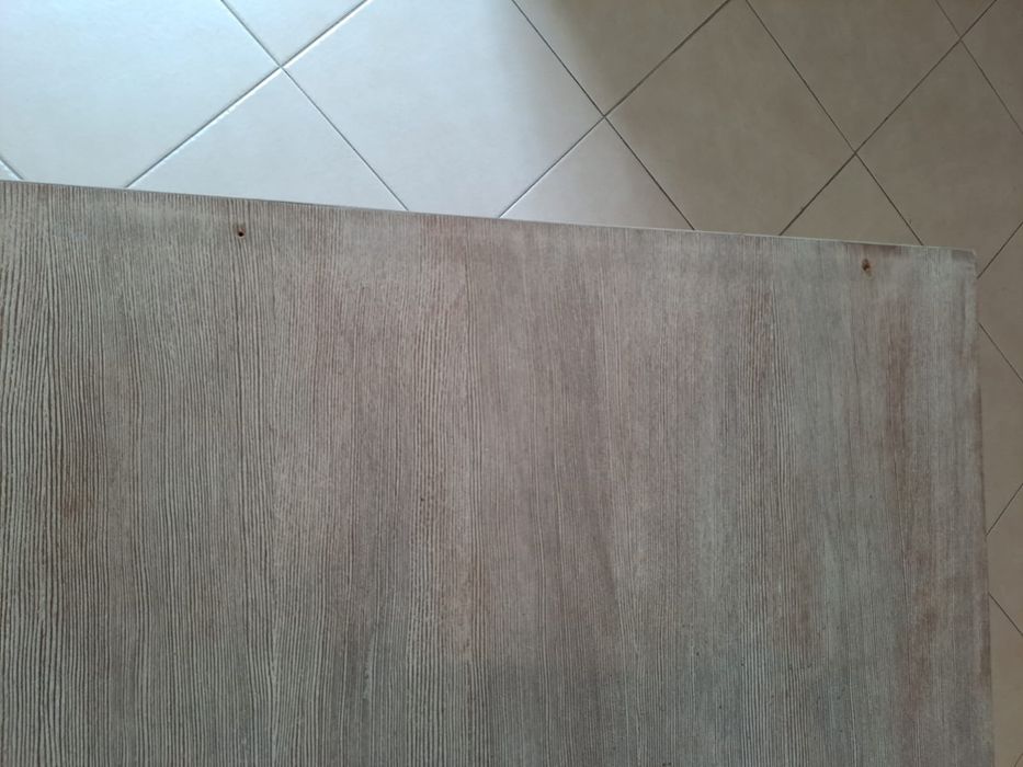 Mesa de ferro castanho com tampo em madeira