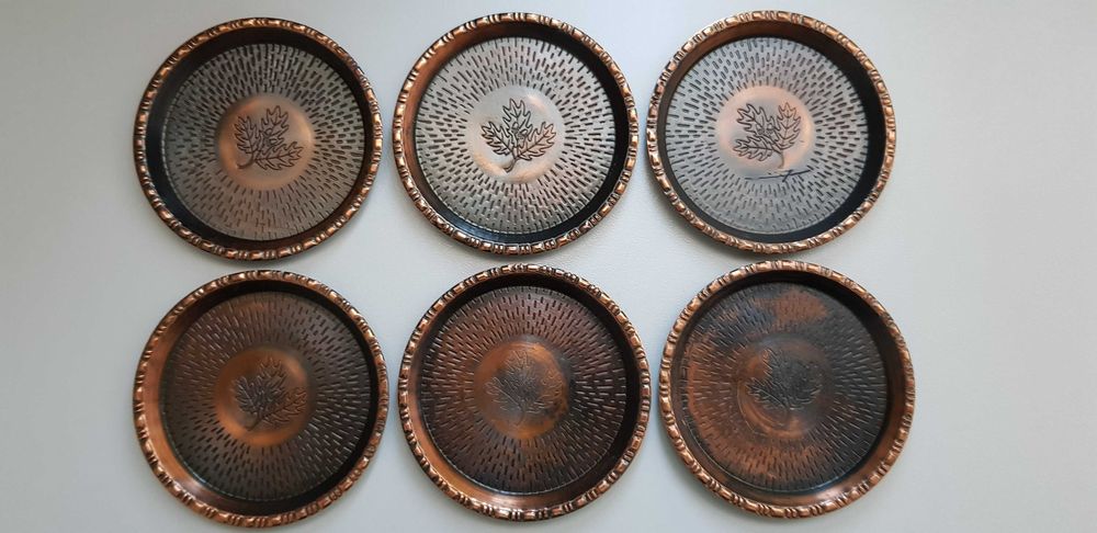 Metalowe podstawki z okresu PRL