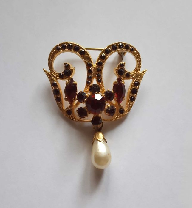 Вінтажна брошка з червоними кристалами