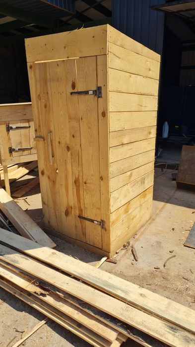 Туалет вуличний деревяний