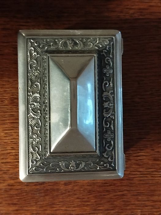 Stara metalowa szkatułka