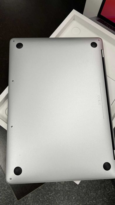 MacBook Pro 13 (2022) - M2, 8G RAM / 256 GB SSD