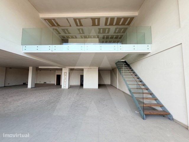 Loja ampla com arrumos no centro de Aveiro