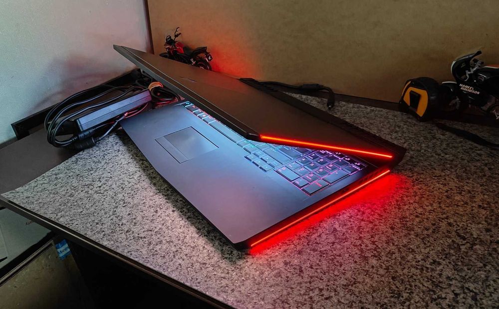 Ноутбук Alienware 17 R5 FHD 8750H 32GB 1TB SSD GTX 1070 8GB