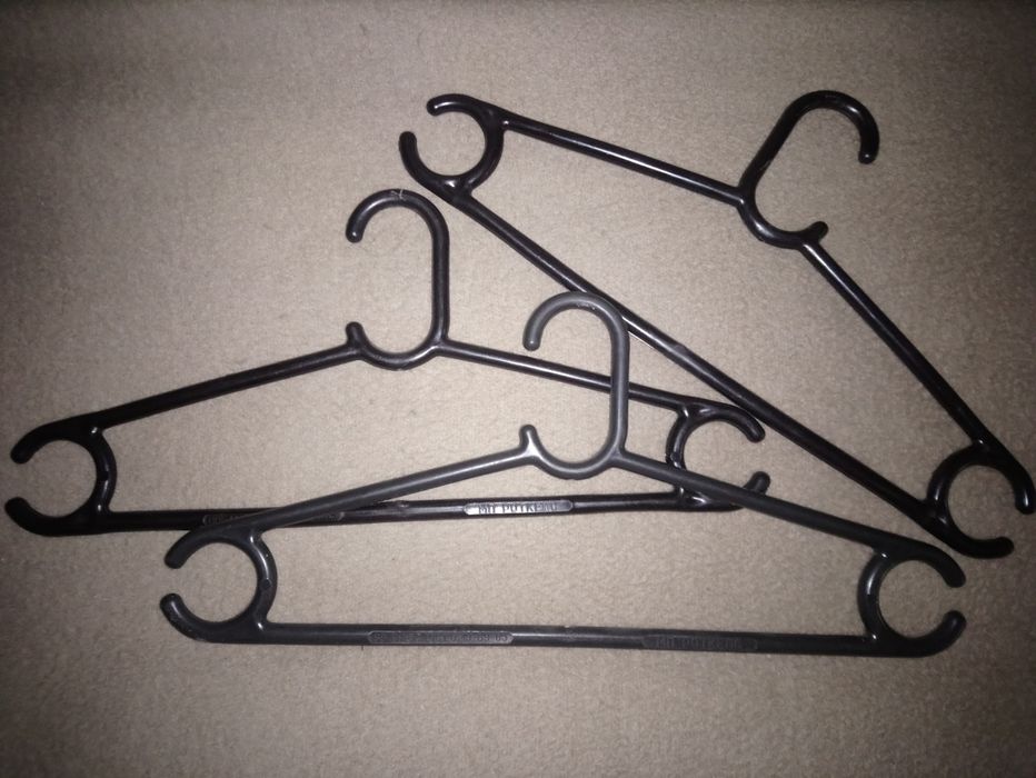 Продам вешалки для одежды .
