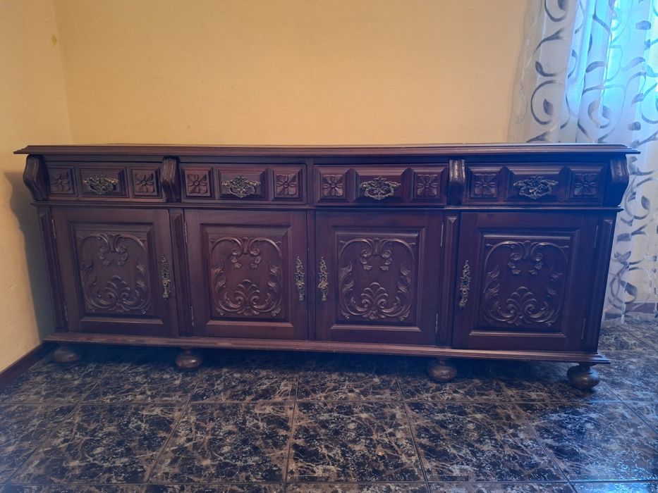 Cristaleira e móvel de sala