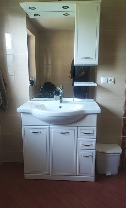 Szafka łazienkowa z umywalką, lustrem, szafką górną i baterią– komplet