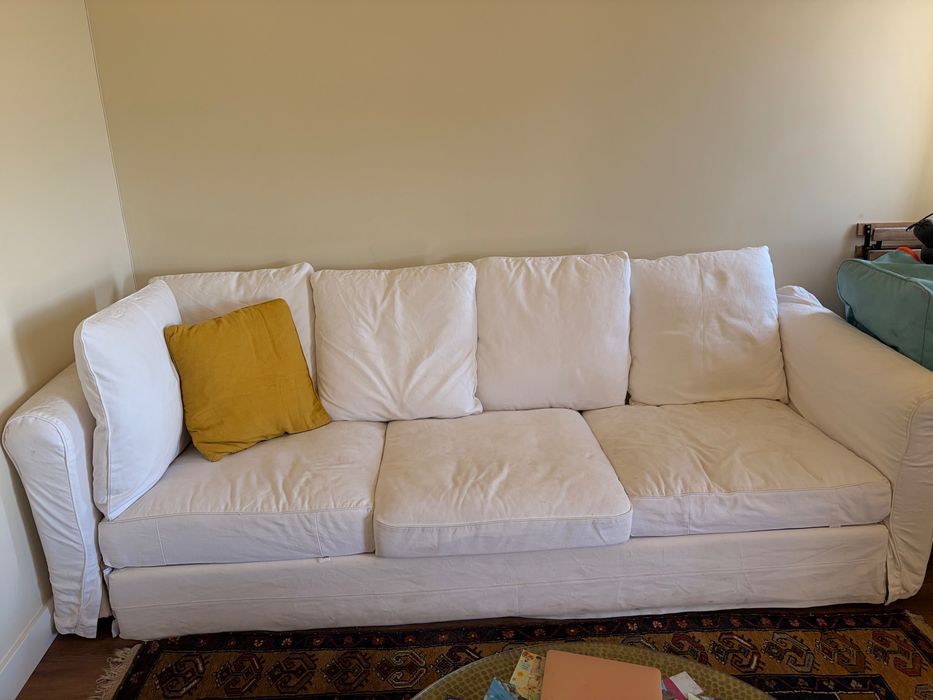 Sofá branco IKEA de 3 lugares.