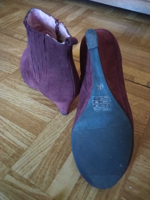 botki bordowe na koturnie