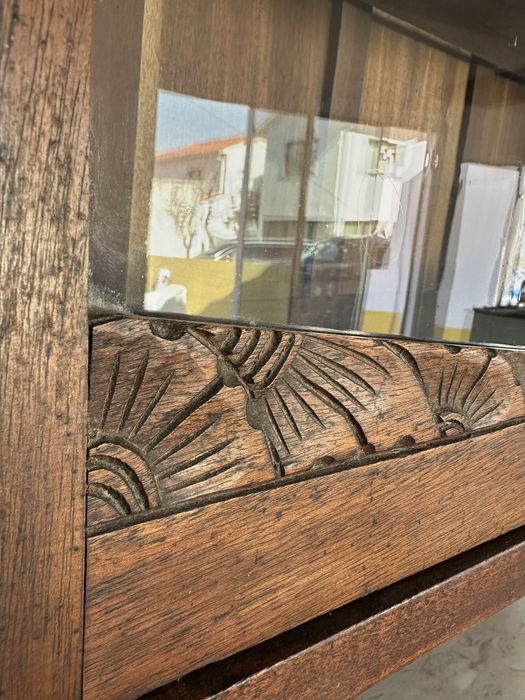 Móvel/cristaleira centenária