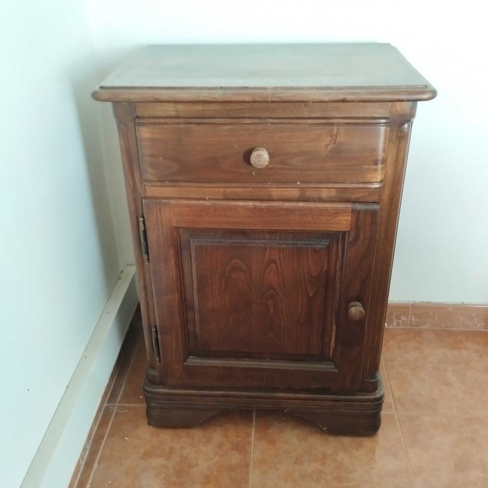 Moveis diversos - Mesas Cabeceira, Armário c/Estante, Escrivaninha, Cabide
