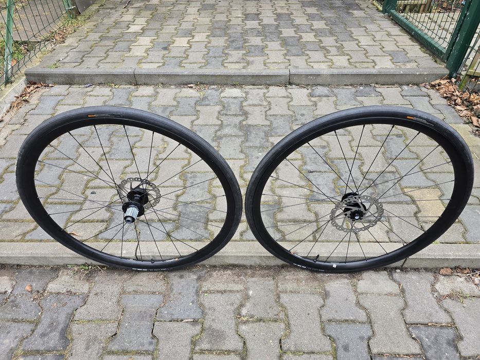 Komplet kół gravel/szosa Giant pod tarczę i sztywne osie