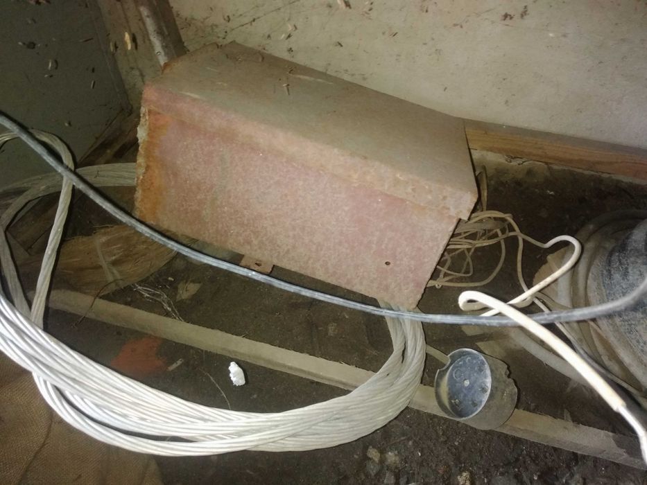 Двері дерев'яні, ліжко металеве та інше