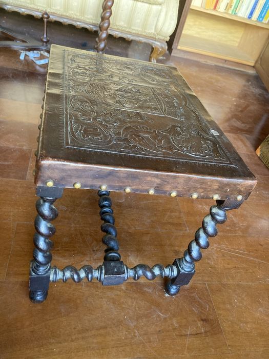 Banqueta em couro e panga-panga