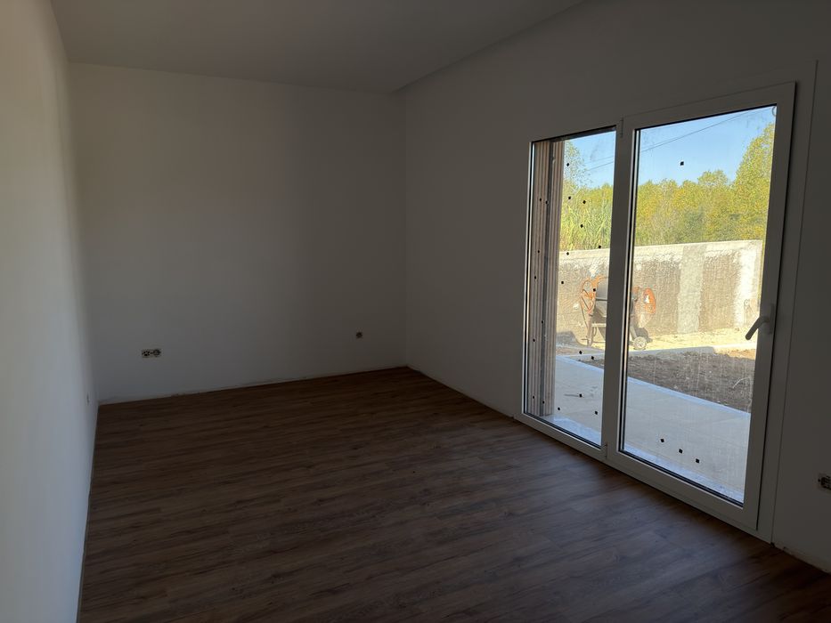 Moradia T4 geminada, térrea, com jardim e garagem em Condeixa-a-Nova