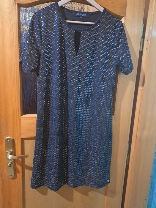 Sukienka czarna z cekinami krotki rękaw