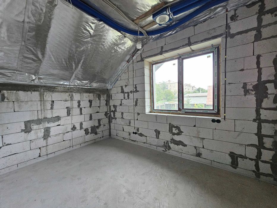 Продаётся новый просторный дом недалеко от воды, в районе Карачунов