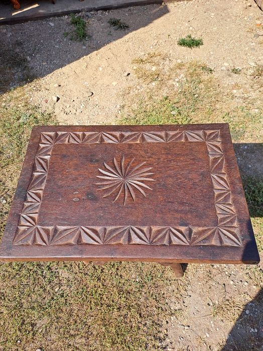 Sprzedam stolik rzeźbiony